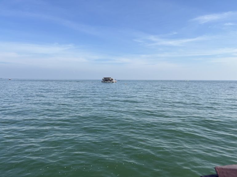 مضيق ملقة أحد أكثر الممرات المائية أزدحاما حيث يربط بين المحيطين الهندي والهادي