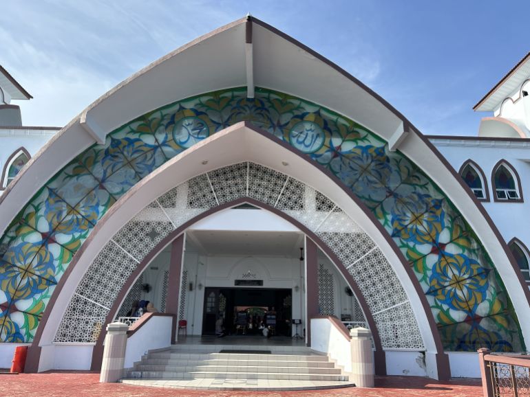 مسجد حديث يطل على مضيق ملقة