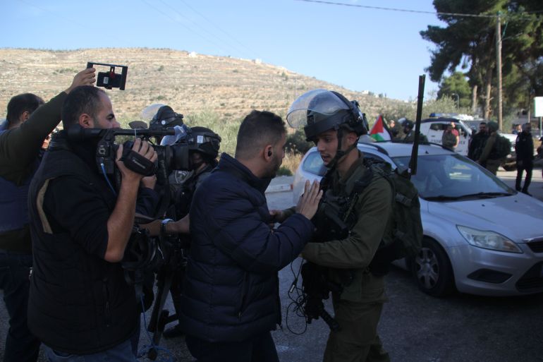 توثيق الصحفيين مهم أيضا لفضح الاحتلال وممارساته رغم أن الاحتلال يحاول أن يظهر عكس ذلك- الضفة الغربية- نابلس- جنوب المدينة- الجزيرة نت4