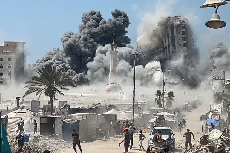 1-تصاعد سحب الدخان والغبار الكثيف لحظة انهيار برج مشتهى وسط مدينة غزة، بعد استهدافه المباشر من الطائرات الإسرائيلية.