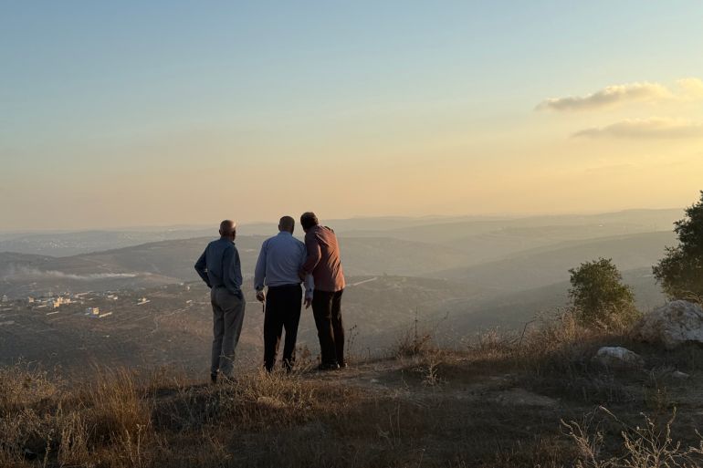 الصورة 1 تظهر غنام مع اخرين اصحاب الاراضي المصادرة يراقبونها من بعيد