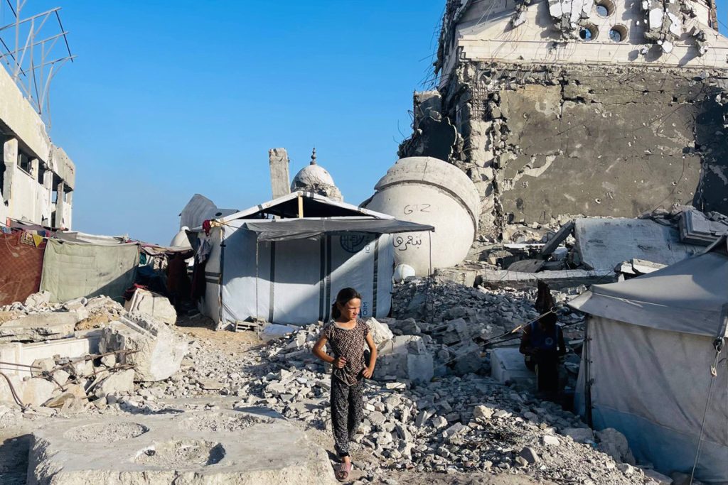 قلق إسرائيلي من بطء نزوح الغزيين وخطة لاستقطاب آلاف الإعلاميين والمؤثرين