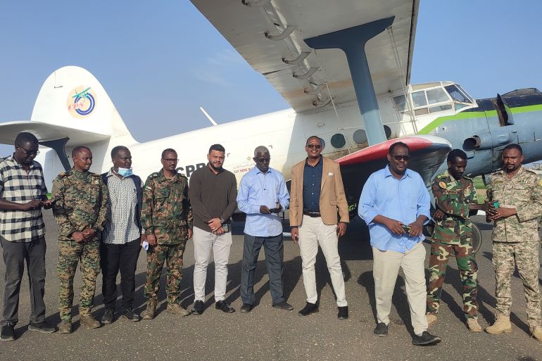 من داخل مطار الخرطوم الدولي تظهر لقطات لإقلاع طائرات الرش + صور ممثلي وزارة الصحة ومنظومة الصناعات الدفاعية.