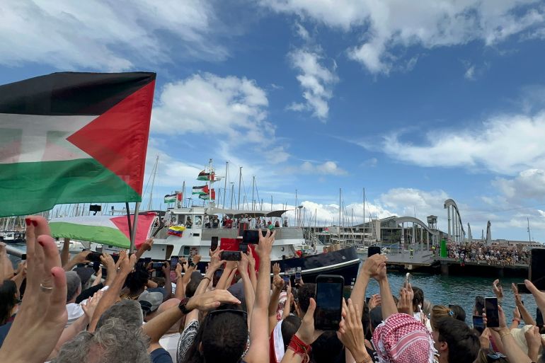 وداع كرنفالي عالمي لأسطول الصمود