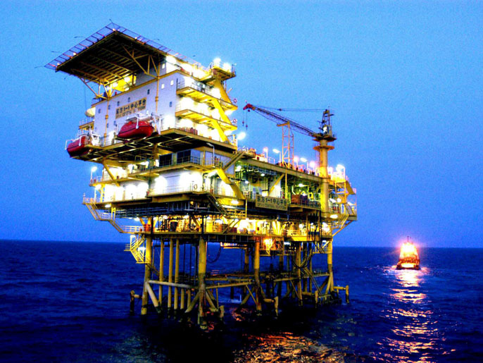 epa000464296 (FILES) A undated file photo of an Orient 1-1 gas field exploration platform of CNOOC in South China Sea. Chinese state-run energy company China National Offshore Oil Corporation (CNOOC) 23 June 2005 announced a bid to purchase major US oil company Unocal for 18.5 billion dollars (12,4 billion euros), beating a rival offer by US Chevron Corp. EPA/Ding Jianzhou/FILES
