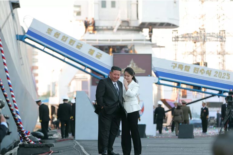 Le 25 avril 2025, Kim Ju-ae est photographiée avec son père lors de la cérémonie de lancement d’un destroyer à la base de Nampo. STR / AFP