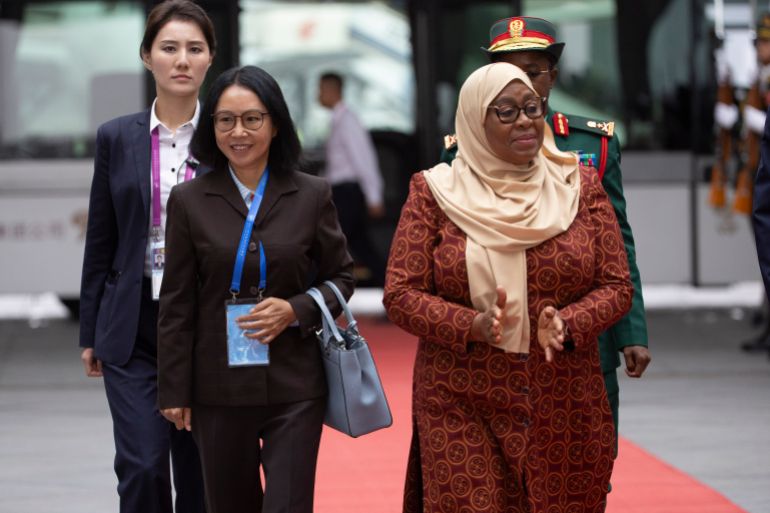 الرئيسة التنزانية سامية سولوهو حسن أثناء وصولها إلى مطار العاصمة بكين لحضور منتدى التعاون الصيني الأفريقي في سبتمبر/أيلول 2024 (غيتي)