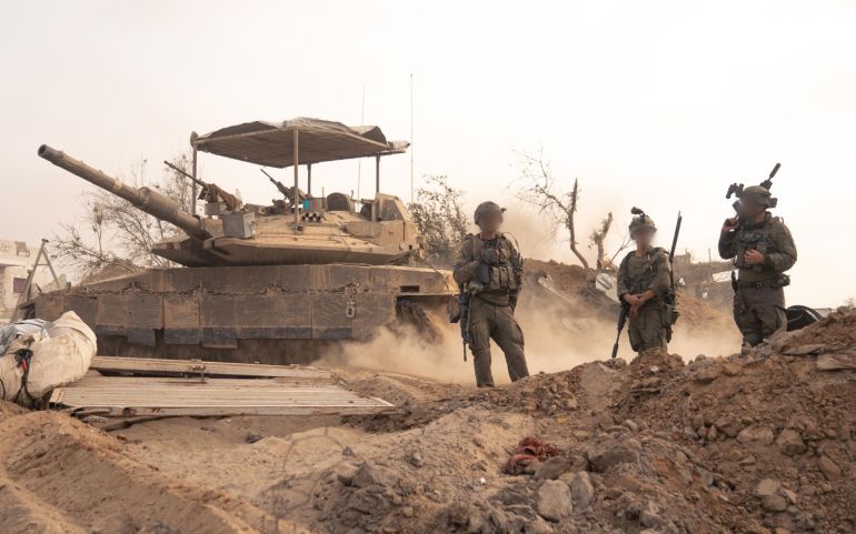 يتكفل الجيش الإسرائيلي توفير وقود الديزل للجرافات والمعدات الثقيلة التي تشرف على الهدم والتجريف.