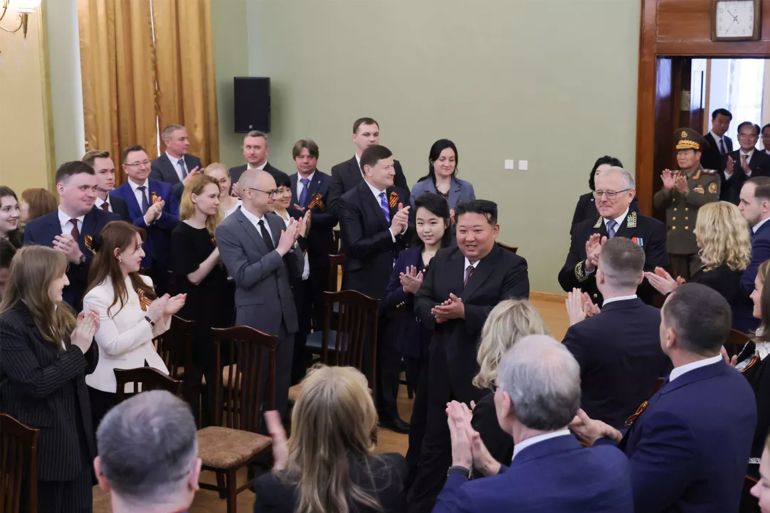 Kim Jong-un et sa fille à l’ambassade de Russie en Corée du Nord, le 9 mai 2025. STR / AFP