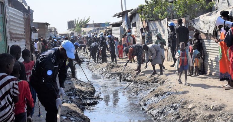 قيام أفراد البعثة الأممية بفتح المجاري داخل المعسكر في فصل الخريف (أرشيف البعثة الأممية)