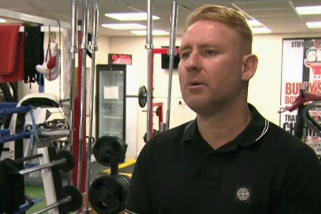 سجن بطل سابق في الملاكمة 10 سنوات لتهريب الكوكايين