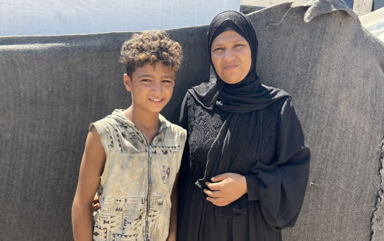 - خلود أبو فارة نزحت من الشيخ رضوان هربا من العدوان الإسرائيلي، وما تزال تبحث عن ابنها المفقود منذ أسبوعين دون جدوى