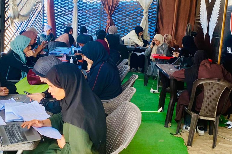 كافيه مكان مساحة تعليمية يجد فيها الطلاب ملاذهم للدراسة والمراجعة (الجزيرة)