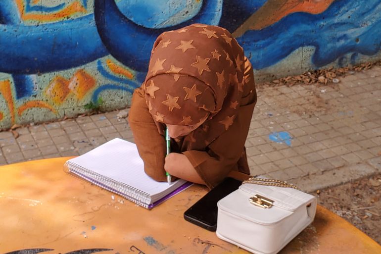 قصة نجاح : بيدين مبتورتين.. فتاة يمنية تتخذ دراسة الإعلام سترة نجاة من الإعاقة