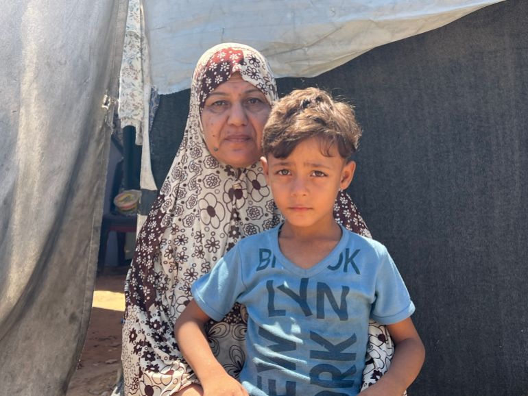 منى جِلّو نزحت من منزلها في الشيخ رضوان تحت القصف الإسرائيلي، وتخشى أن تُجبر مجددا على النزوح إلى جنوب القطاع.