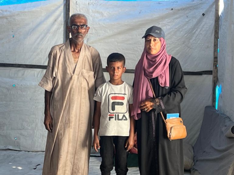 الزوجان عبد وإكرام دلول نزحا من الشيخ رضوان برفقة أسرتهما المكوّنة من 12 فردا، ويعانيان أوضاعا قاسية بسبب الفقر.