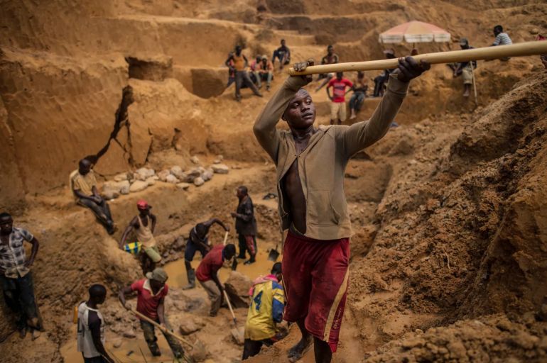 Congolese workers search for rough diamonds Kangambala mine in Lungudi, in the south west region of Kasai in the Democratic Republic of Congo, the heart of the diamond mining area in the DRC, August 9, 2015. Diamond buyers and manufacturers in the west are trying to find a way to make the diamond industry cleaner and more responsibly-sourced, in order to combat human rights abuses, child labor, the degradation of the environment, and unfair trade practices. (Photo by Lynsey Addario/Getty Images Reportage)