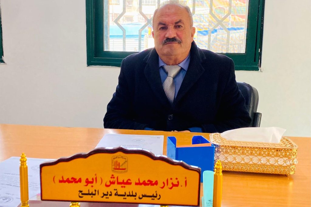 رئيس بلديتها للجزيرة نت: دير البلح تئن تحت وطأة النزوح