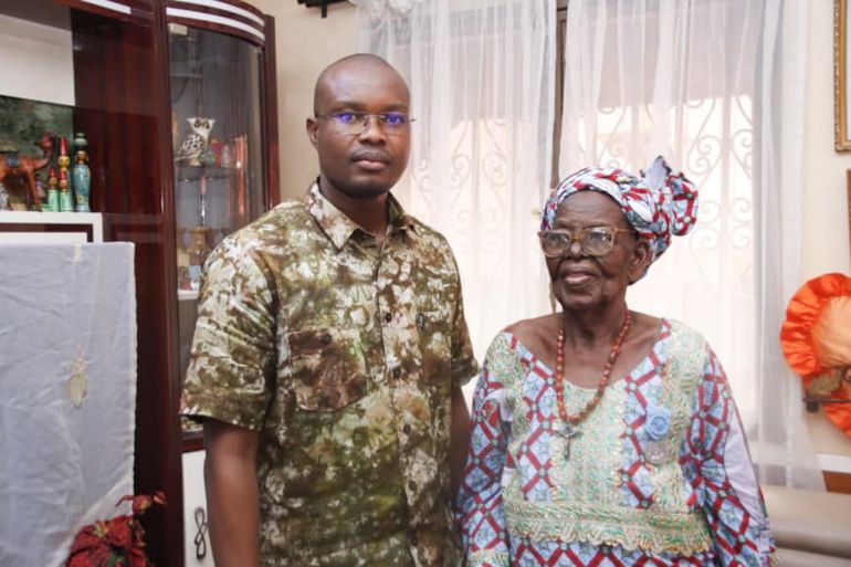 صورة للمغنية Ado Gorgo Léontine مع وزير الثقافة البوركيني الصورة من.infosculturedufaso.net/