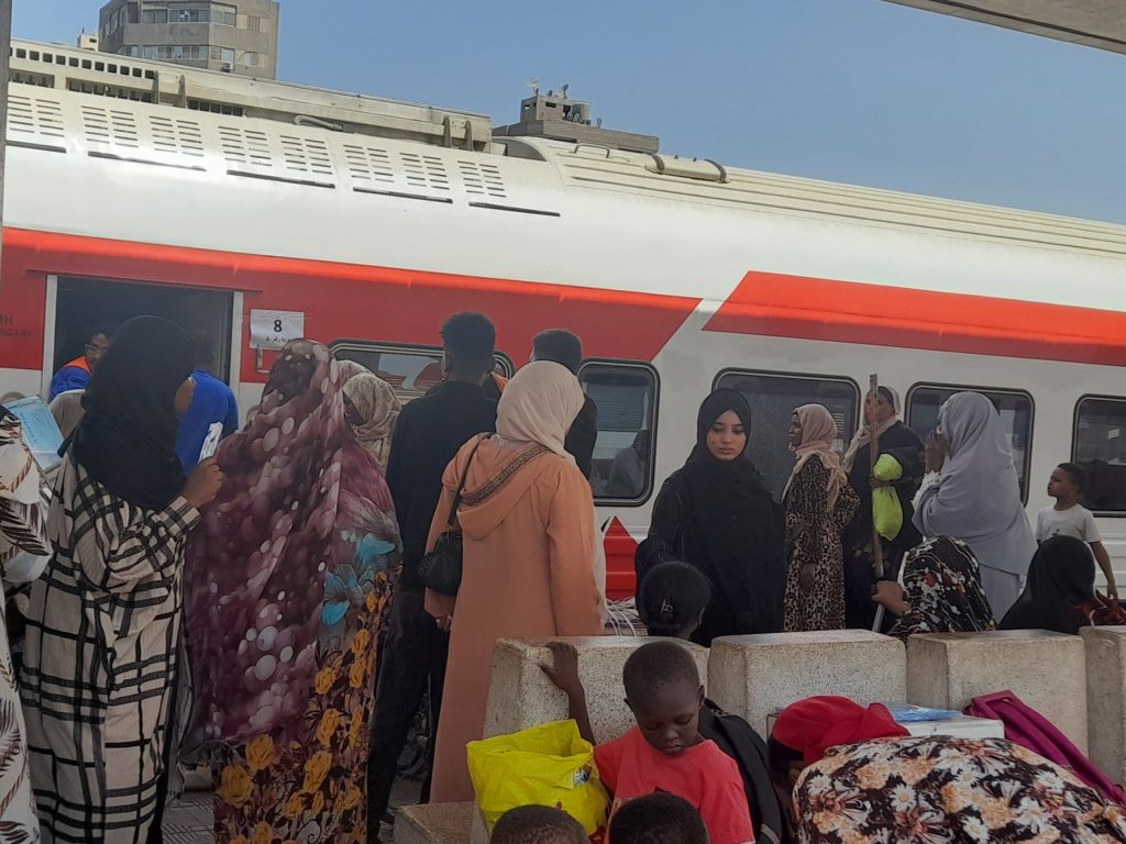 قطار العودة يختزل حكايات الألم والأمل لسودانيين على رصيف القاهرة