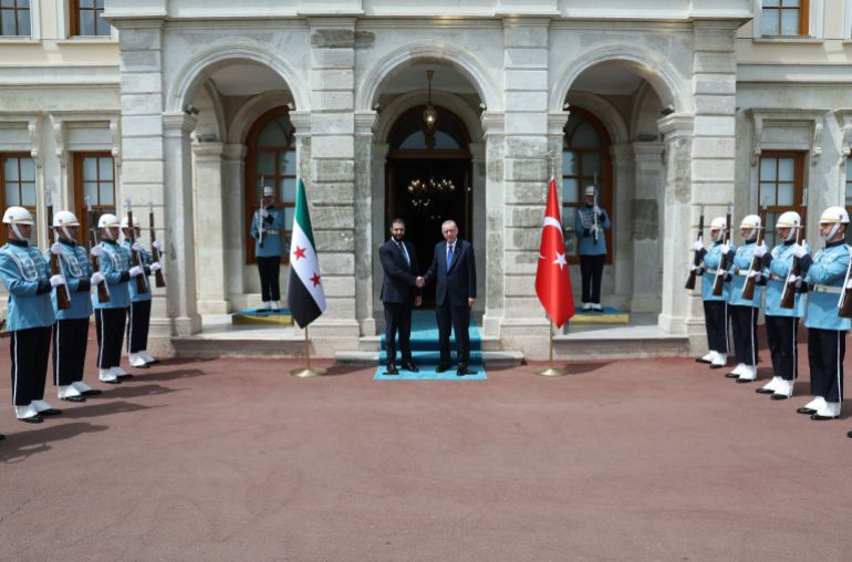 أكد الرئيس التركي رجب طيب أردوغان لنظيره السوري أحمد الشرع، أن احتلال إسرائيل وعدوانها على الأراضي السورية أمر غير مقبول، وأن أنقرة ستواصل معارضته على جميع المنصات. جاء ذلك خلال لقاء جرى بينهما، السبت، في مكتب الرئاسة بقصر دولما بهتشة بإسطنبول، بحسب بيان نشرته دائرة الاتصال في الرئاسة التركية. ( TCCB / Mustafa Kamacı - وكالة الأناضول )