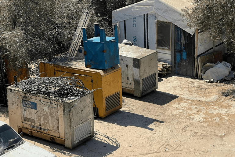 مولدات كبيرة تعمل بالسولار الصناعي لإنارة مخيم النصيرات (الجزيرة)
