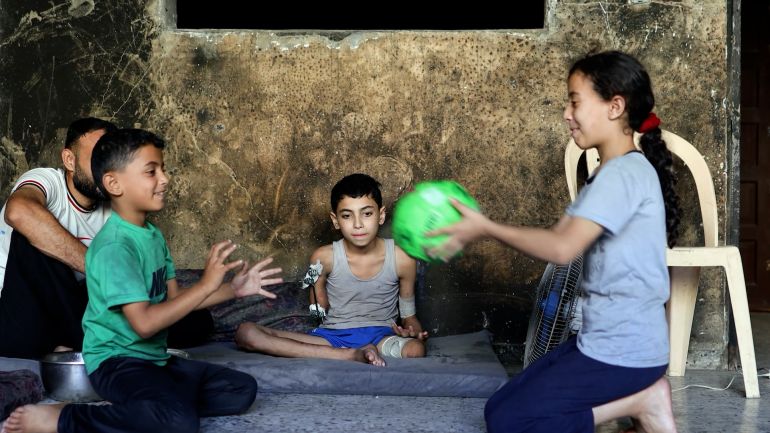 آلام عصبية حادة وشظايا منتشرة في جسد سمير تسبب له إحساسا دائما بالحرقان 