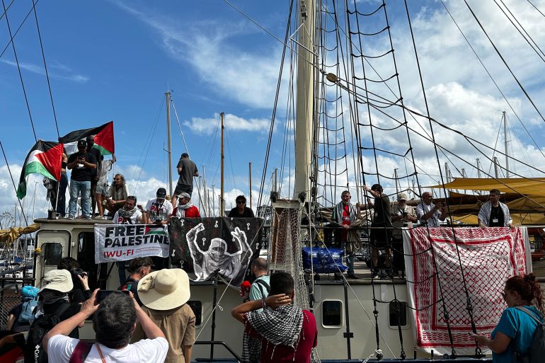 وداع كرنفالي عالمي لأسطول الصمود