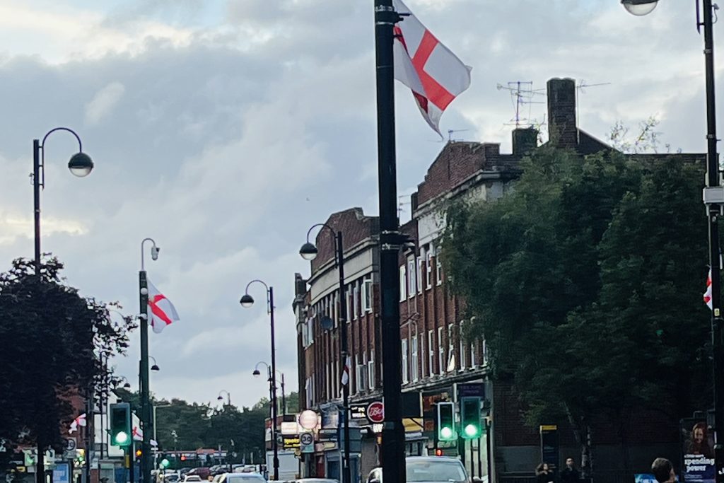 الأعلام البريطانية.. رمز وطني في قلب حملة للتحريض على المهاجرين