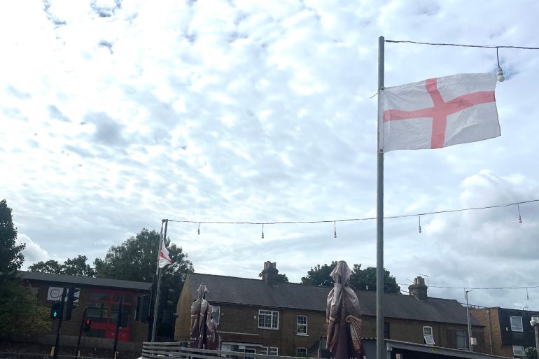 عمدت بعض المجالس البلدية إلى إزالة الأعلام ما أثار غضب البعض وأدى لتأجيج الحملة عبر تعليق الأعلام في البيوت والحدائق الخاصة