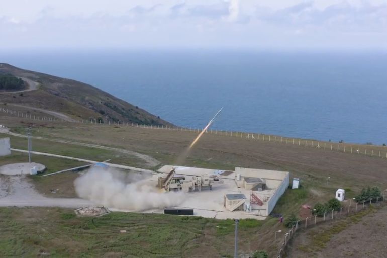 أعلنت رئاسة الصناعات الدفاعية التركية، الجمعة، نجاح منظومة الدفاع الصاروخي الجوي طويلة المدى متعددة الطبقات "سيبار" (SİPER) في إصابة هدف على مسافة 100 كم بدقة عالية.