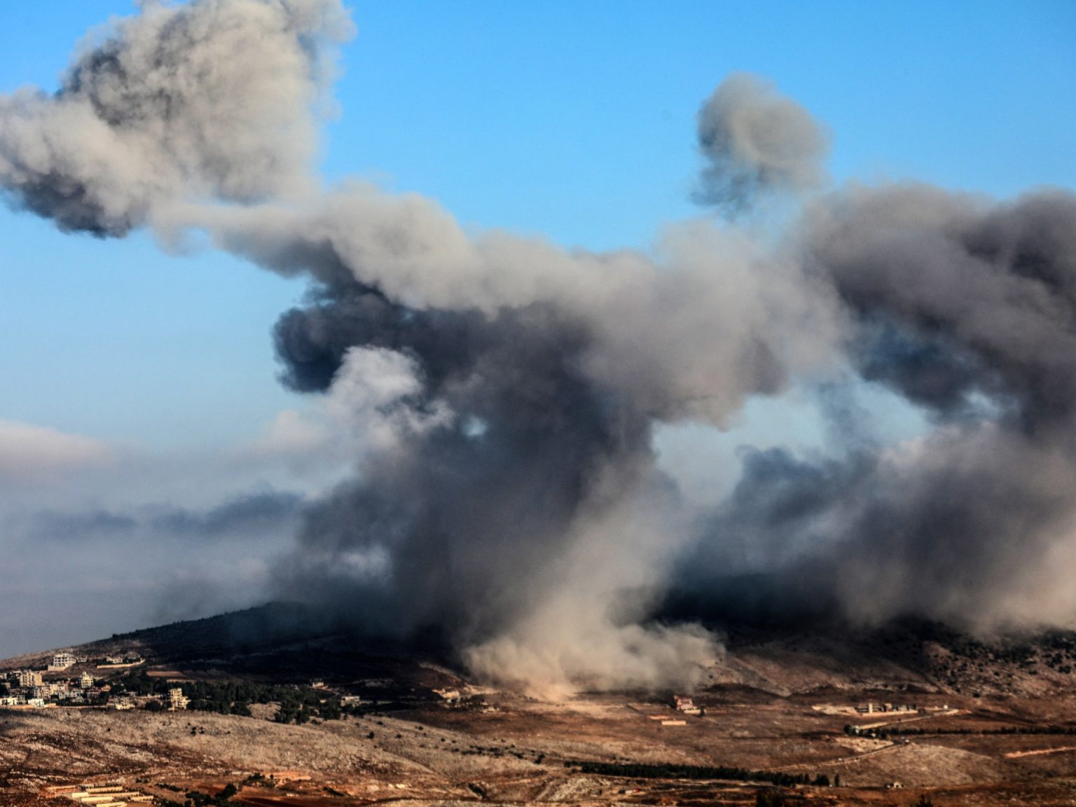 مقتل 4 لبنانيين بقصف إسرائيلي وتل أبيب تبرر هجوما على اليونيفيل