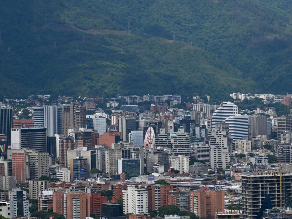 ترامب يدرس شن ضربات داخل فنزويلا ومادورو يطلب الحوار