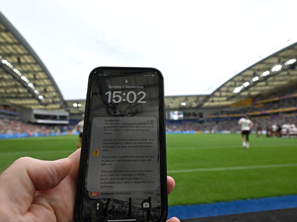 بريطانيا تجري اختبارا لحالات طوارئ وطنية بملايين الهواتف