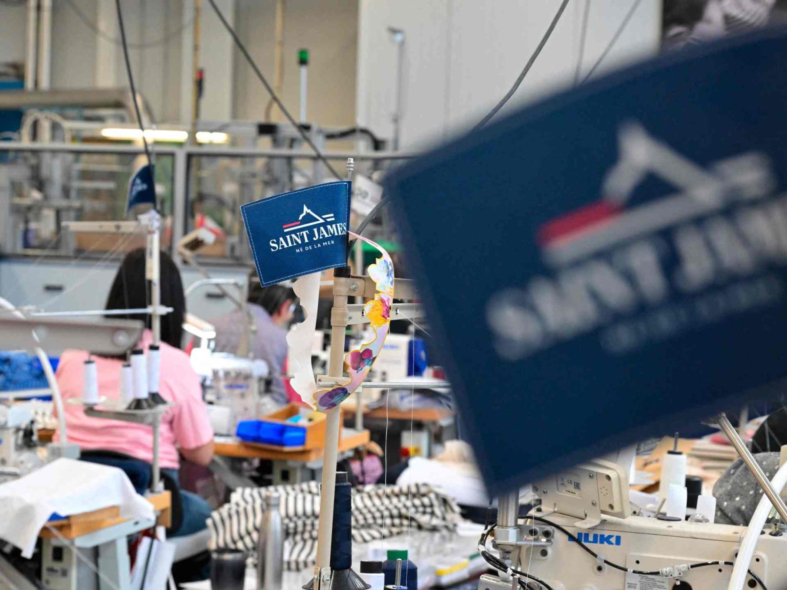 تباطؤ في الإنتاج الصناعي الفرنسي وسط اضطرابات سياسية وتجارية