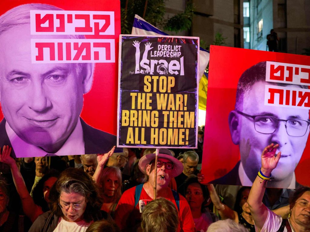 ضباط إسرائيليون يمهدون عائلات الأسرى لمخاطر تحيق بأبنائهم