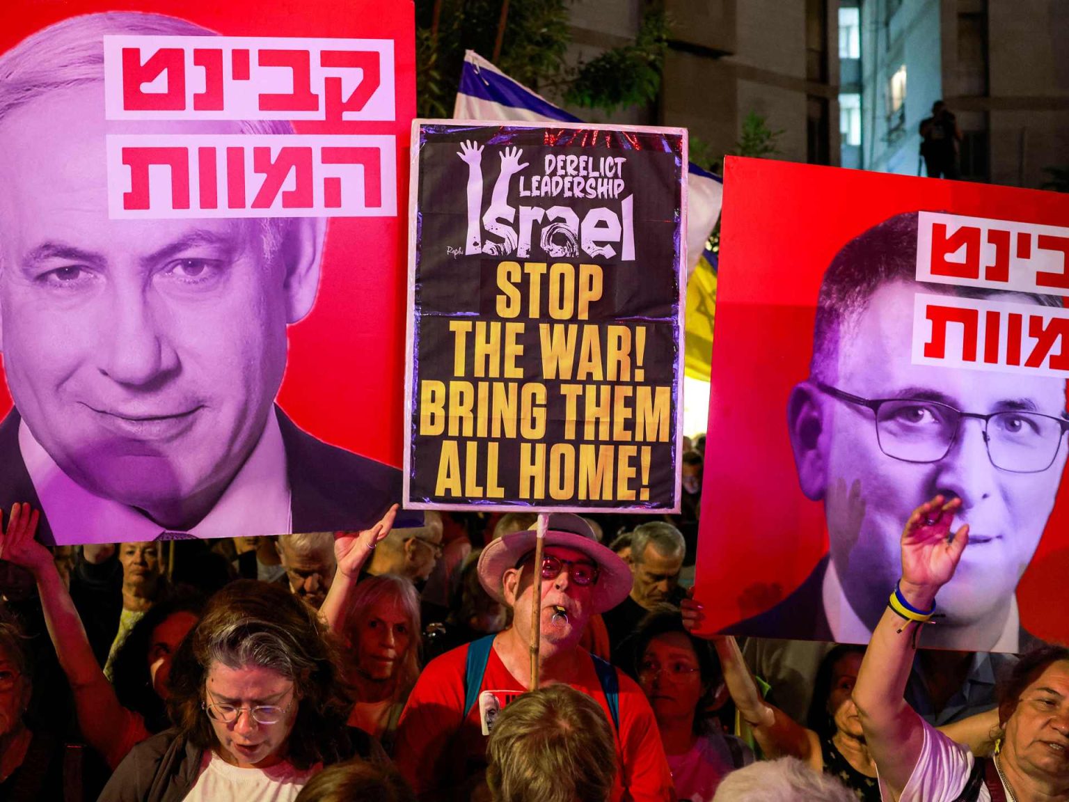 ضباط إسرائيليون يمهدون عائلات الأسرى لمخاطر تحيق بأبنائهم