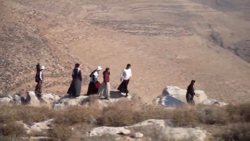من الخيام إلى المستوطنات.. كيف تمهد “فتيات التلال” لـ”إسرائيل الكبرى”؟ | سياسة