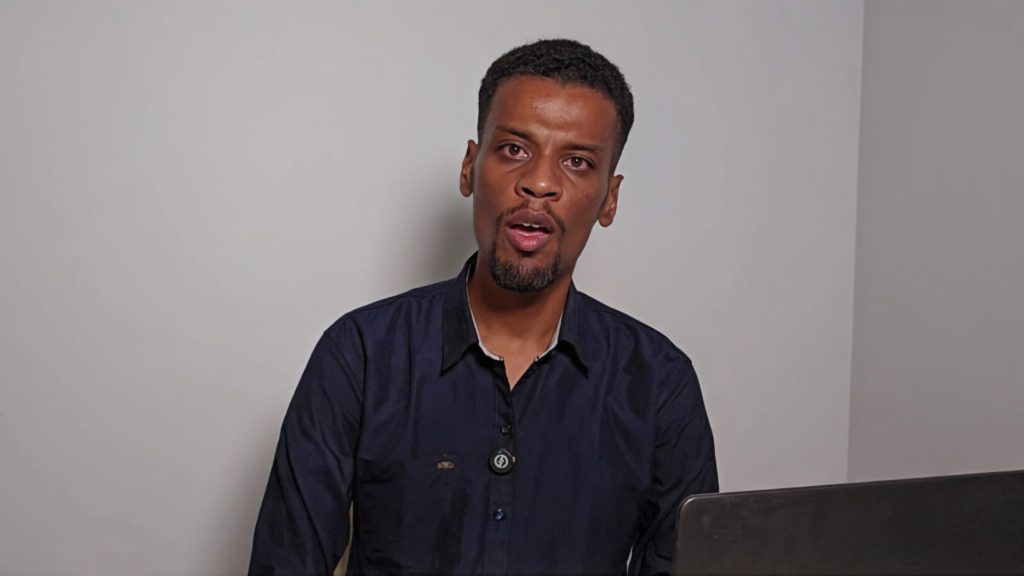 عبد الله حسين صحفي سوداني يوثق الحياة ببلاده ويغير الصورة النمطية