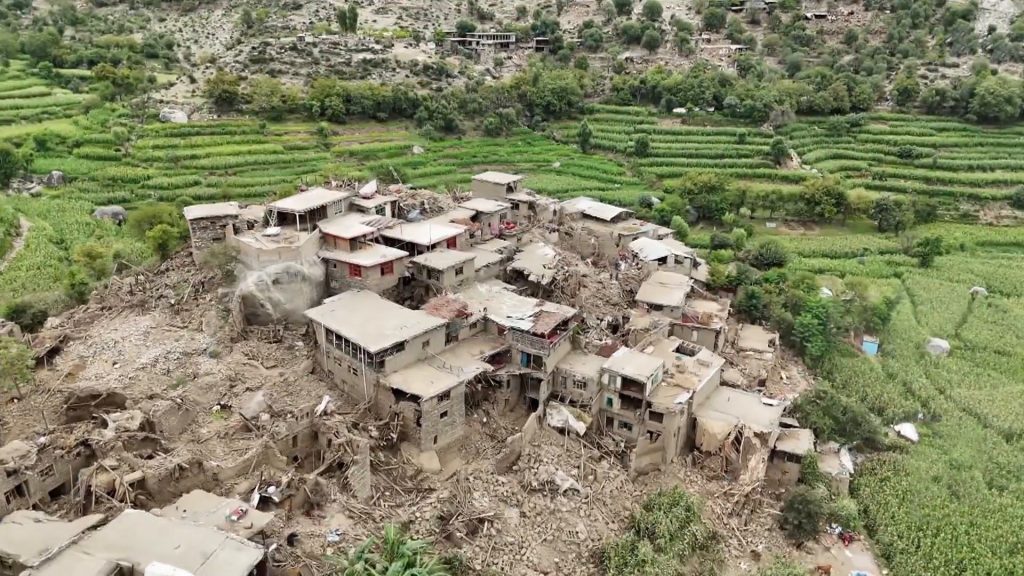 فرق الإنقاذ تواصل جهود الإنقاذ بعد الزلزال الذي ضرب شرقي أفغانستان