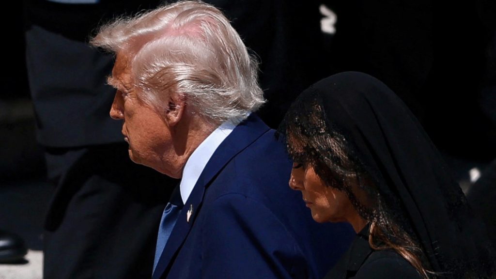 بعد ظهوره للعلن.. ناشطون يعلقون على “وفاة ترامب” | سياسة