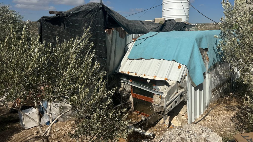 قصة زوجين نازحين من بيت في طولكرم لحافلة قديمة