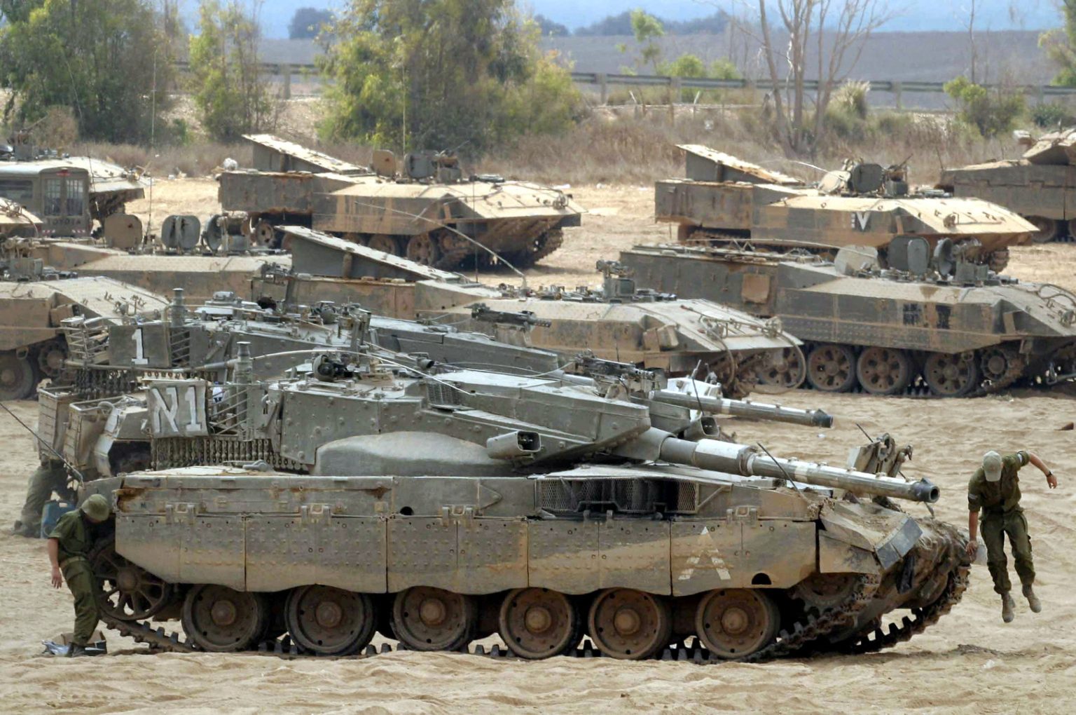 نقص المعدات والجنود يثير مخاوف إسرائيلية قبل تعميق الهجوم على غزة