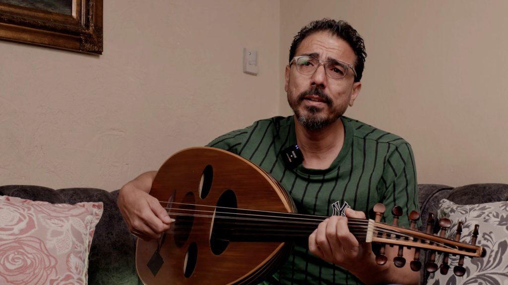 بالفيديو.. الفنان الفلسطيني أشرف الشولي يداوي القلوب بالموسيقى