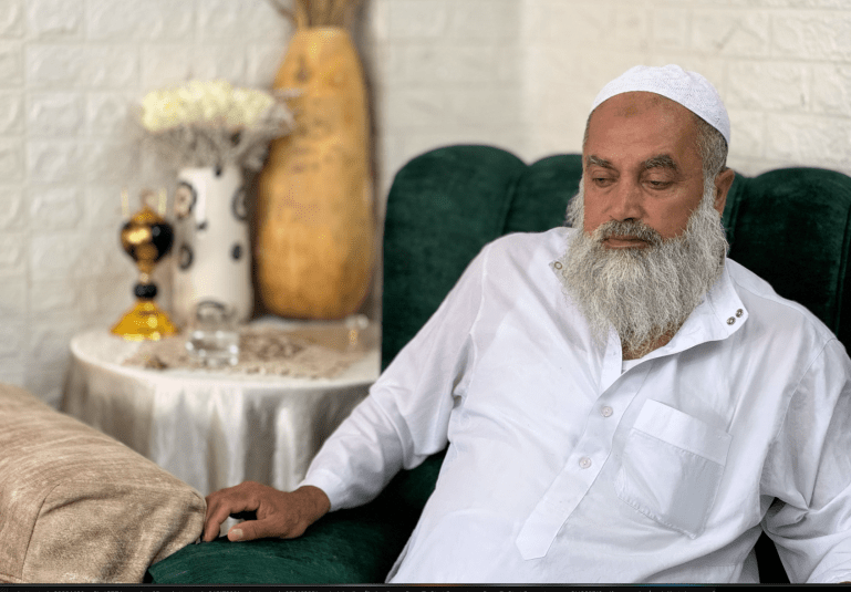 فلسطين، الخليل، حلحول، المزارع مصطفى ملحم الذي لا يزال يعاني من آثار اعتداء المستوطنين عليه قبل أيام أثناء قطفه للعنب في أرضه، تصوير سلام أبوشرار - 3 سبتمبر 2025، خاص بالجزيرة نت.