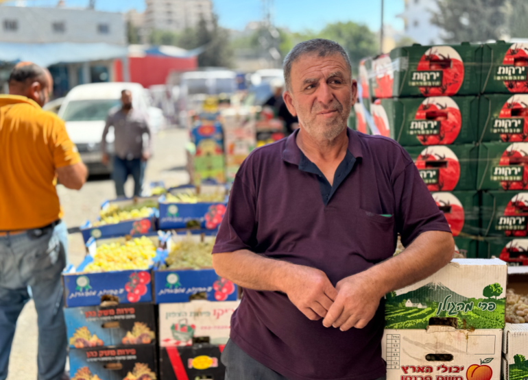 فلسطين،الخليل، حلحول، المزارع محمد أبوريان في سوق الخضار المركزي في حلحول، تصوير سلام أبوشرار، 3 سبتمبر 2025، خاص بالجزيرة نت.