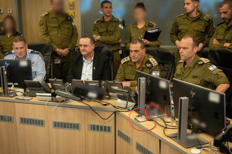 صور للجنرال أيال زامير، وزير الدفاع يسرائيل كاتس، وقادة الجيش من مركز سلاح الجو أثناء غارات جيش الدفاع الإسرائيلي على أهداف الحوثيين في اليمن.تصوير المتحدث باسم الجيش الإسرائيلي التي عممها للاستعمال الحر لوسائل الإعلام)