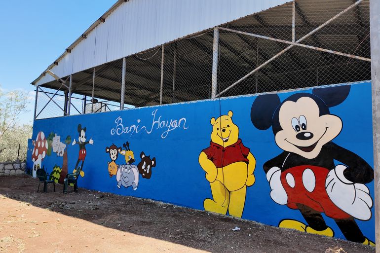 أهمية كبيرة للحدائق العامة إذ تعتبر ملتقى للعائلات ومتنفس للأطفال (الجزيرة)