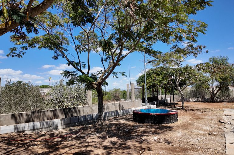 إعادة بناء الأحواض داخل حديقة بني حيّان تمهيدا لزراعتها بالورود بعد أن دمرها الاحتلال الإسرائيلي (الجزيرة)