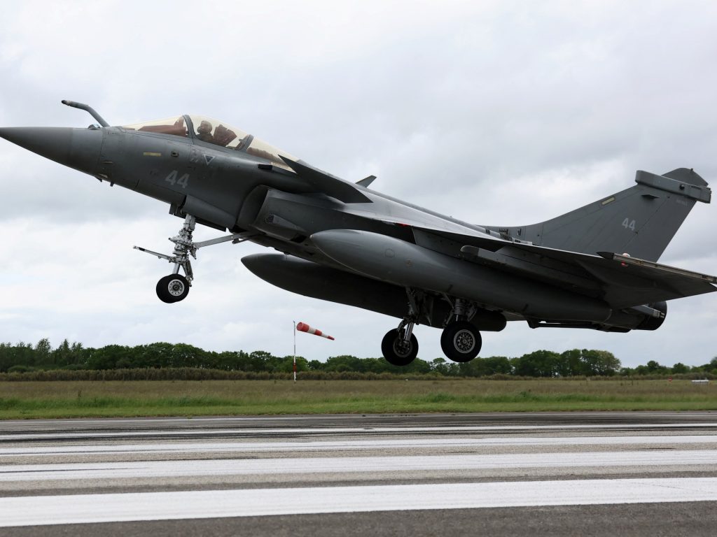 ميديا بارت: ارتفاع مبيعات الأسلحة الفرنسية في 2024 خاصة لإسرائيل